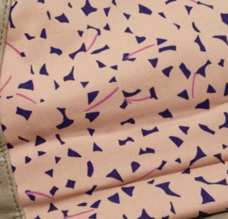 Marc by Marc Jacobs Graue Tasche mit Straußenprägung aus Leder mit Klappe und Tragegriff im Angebot 3