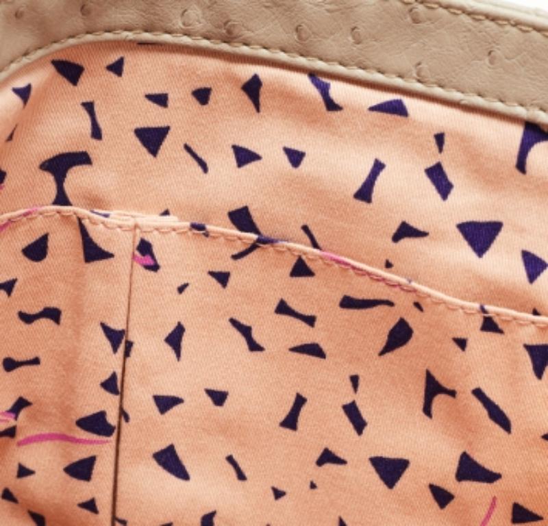 Marc by Marc Jacobs Graue Tasche mit Straußenprägung aus Leder mit Klappe und Tragegriff im Angebot 4