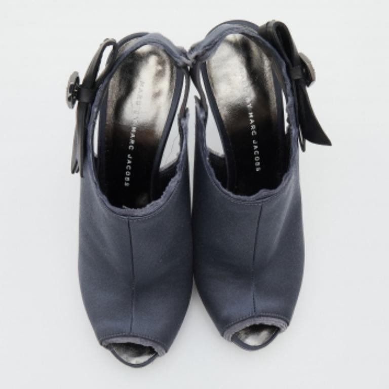 Black Marc by Marc Jacobs Grey Satin Slingback Sandals Size 37 For Sale