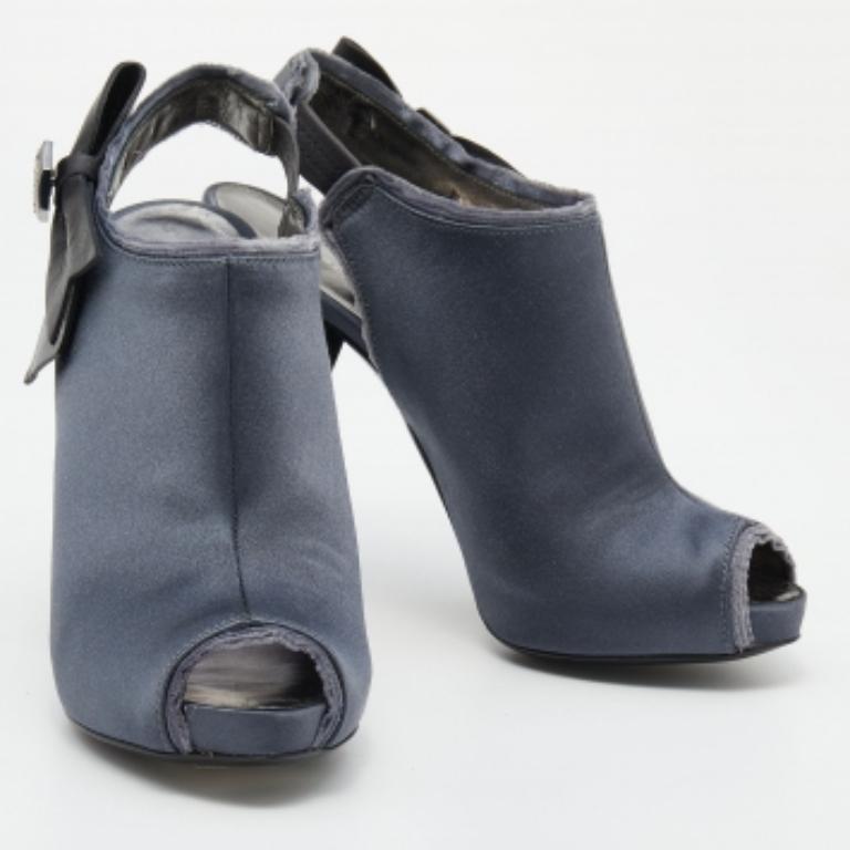 Marc by Marc Jacobs Grey Satin Slingback Sandals Size 37 In Excellent Condition For Sale In Dubai, Al Qouz 2