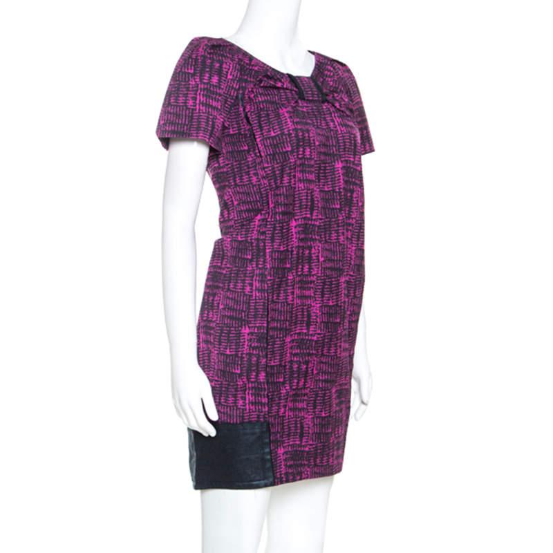 This Marc by Marc Jacobs dress will make a great style statement. Flaunt this printed piece with heels and flats and feel in style. Made from blended fabric, it features short sleeves, bow detailing on the front and contrast trim on the hemline.