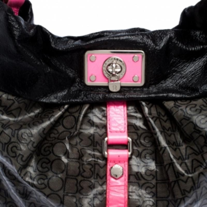 Diese Riz Hobo von Marc by Marc Jacobs verleiht Ihrem Outfit einen besonderen Touch. Die Tasche ist ein Symbol für Stil und Eleganz. Sie ist aus beschichtetem Stoff gefertigt und mit rosafarbenen Lederbesätzen verziert. Die Tasche ist innen mit
