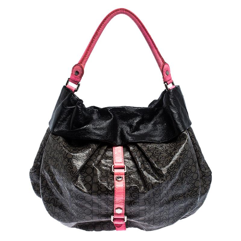 This Riz hobo from Marc by Marc Jacobs will lend a signature touch to your outfit. A symbol of style and elegance, the bag is crafted from coated fabric and enhanced with pink leather trims. The interior of this hobo is lined with fabric and it can