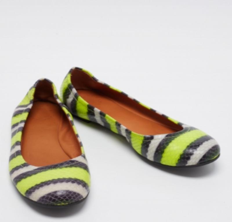 For days when comfort takes priority over style, pick this pair from Marc by Marc Jacobs. They are smartly designed in a functional silhouette featuring labeled insoles and robust outsoles that ensure durability. This pair will perfectly complement
