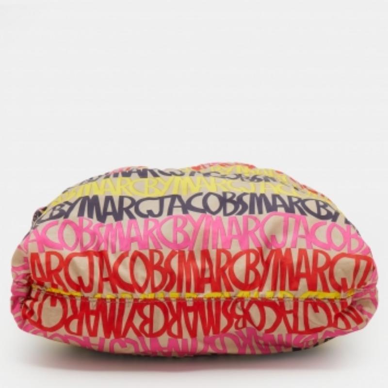 Dettagli notevoli, alta qualità e praticità quotidiana contraddistinguono questa tote di Marc By Marc Jacobs. La borsa è realizzata in nylon stampato e presenta due manici e un interno spazioso.