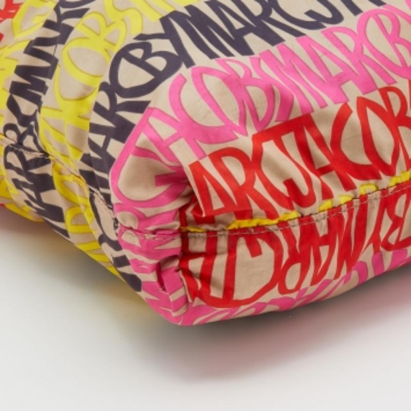 Marrone Marc By Marc Jacobs Tote in nylon stampato multicolore in vendita