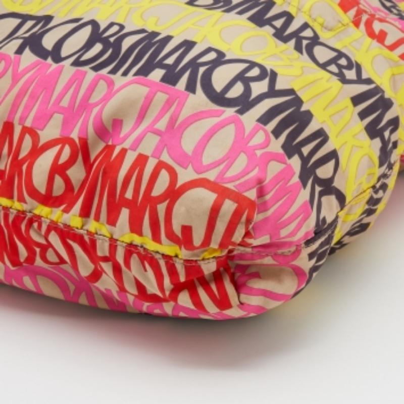 Marc By Marc Jacobs Tote in nylon stampato multicolore In condizioni discrete in vendita a Dubai, Al Qouz 2