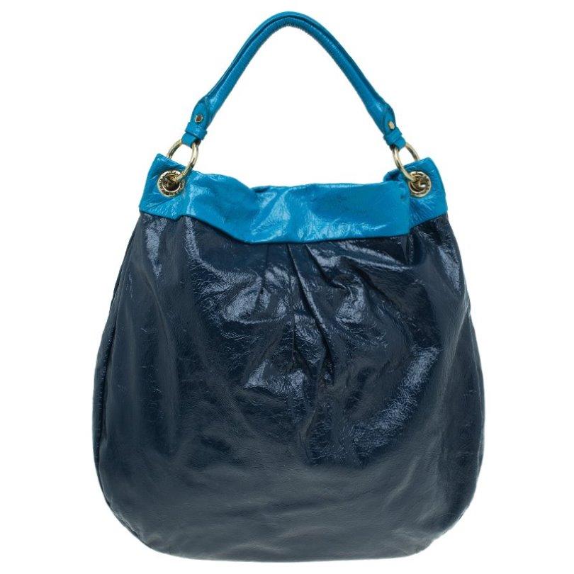 Carry all of your essentials without bothering for space in this soft, slouchy leather hobo from Marc by Marc Jacobs. This classic Q Hillier bag features a single rolled handle, and a removable and adjustable shoulder strap. Crafted in patent