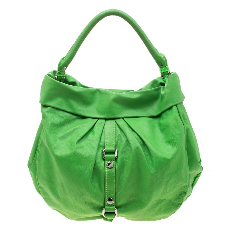 This hobo from Marc by Marc Jacobs is elegantly designed to showcase the leather to the best effect. The top of the bag has a horizontal hem from which the gathers of leather start. A strap runs around the bag. The fabric lined interior is green and