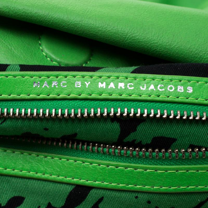 Marc By Marc Jacobs Neon Green Leather Workwear Hobo In Good Condition In Dubai, Al Qouz 2