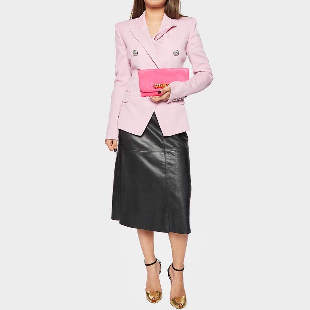 This Marc by Marc Jacobs clutch for women has the kind of design that ensures high appeal whether held in your hand or tucked under your arm. It is a meticulously crafted piece bound to last a long time.