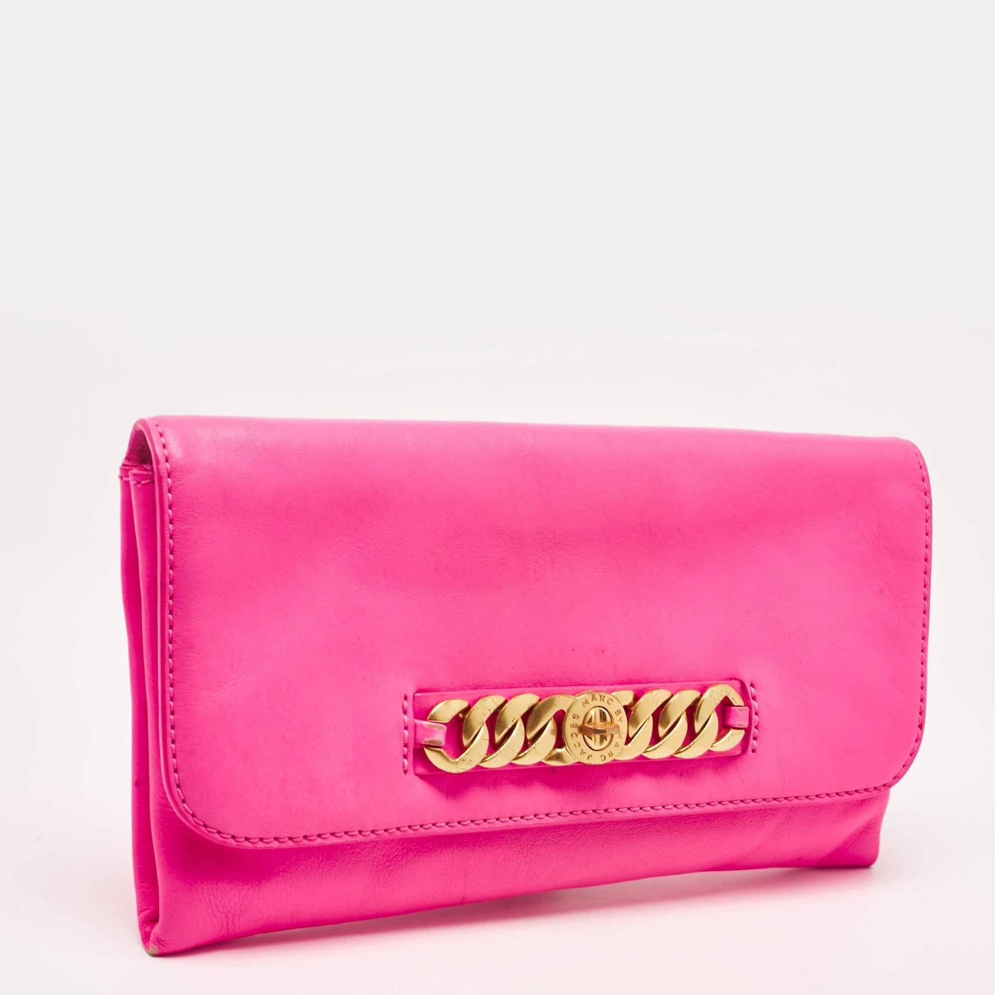 Marc by Marc Jacobs Neon Pink Leather Katie Clutch In Fair Condition For Sale In Dubai, Al Qouz 2