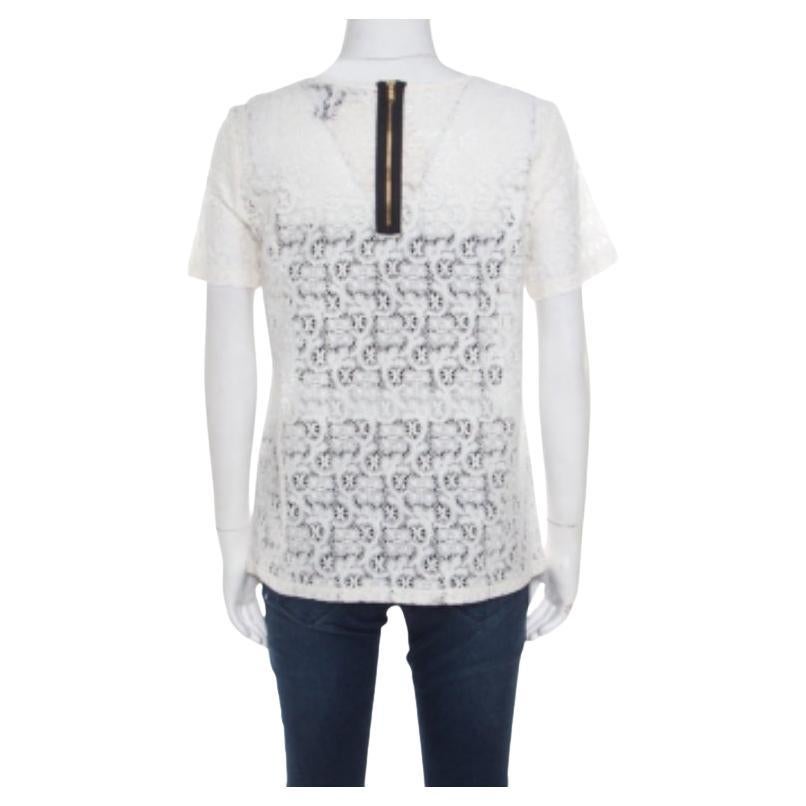 Ce top blanc de Marc by Marc Jacobs est un véritable bijou. Le haut est en coton mélangé et présente un magnifique motif floral en dentelle texturée sur toute sa surface. Il présente une encolure ronde, des manches courtes et une fermeture à