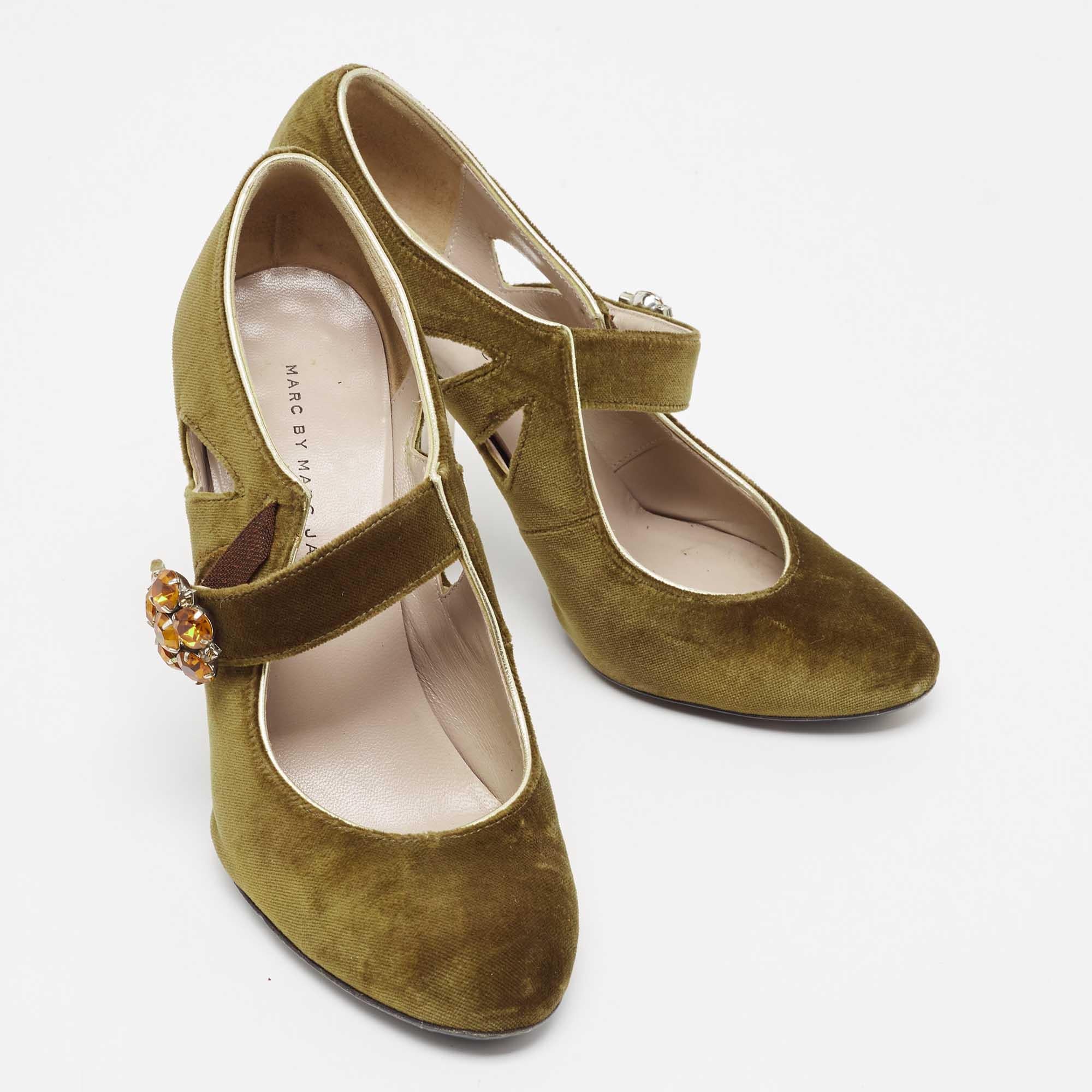 Marc by Marc Jacobs Olive Green Suede Mary Jane Pumps Taglia 37 In condizioni buone in vendita a Dubai, Al Qouz 2