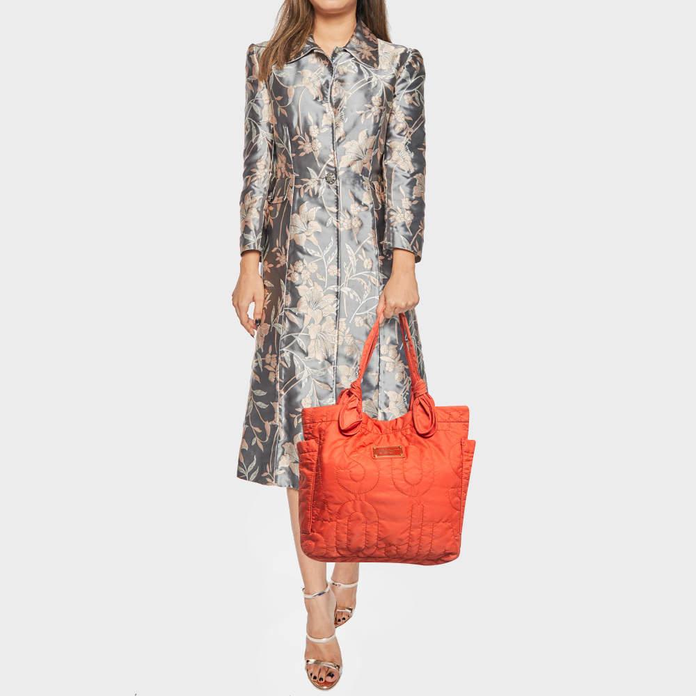 This alluring tote bag for women has been designed to assist you on any day. Convenient to carry and fashionably designed the tote is cut with skill and sewn into a great shape. It is well equipped to be a reliable accessory.