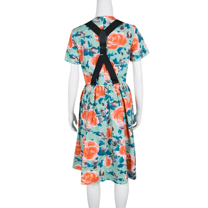 Marc by Marc Jacobs' beautifully Jerrie rose printed cotton-poplin dress will effortlessly tap your playful, modern, and feminine mood. It is designed in a fit and flare shape with black colored attached suspenders. Team yours with colorful flats