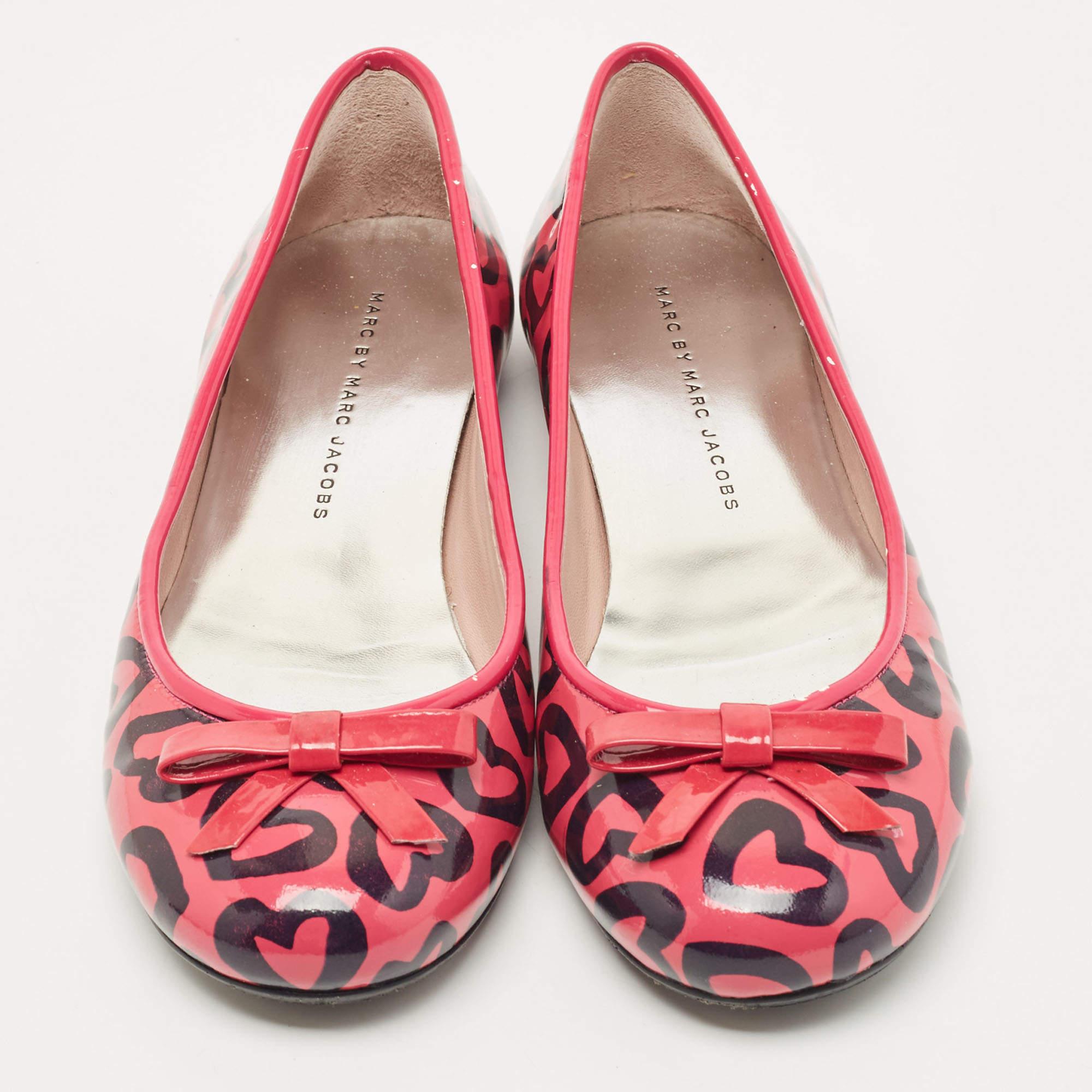 Brown Marc by Marc Jacobs Pink/Black Heart Patent Leather Bow Ballet Flats Size 36 For Sale
