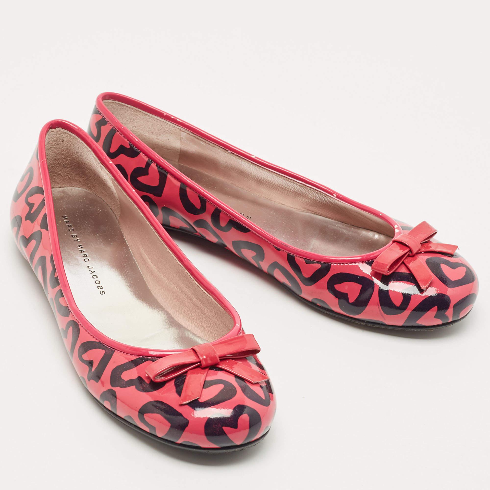 Marc by Marc Jacobs Pink/Black Heart Patent Leather Bow Ballet Flats Size 36 In Good Condition For Sale In Dubai, Al Qouz 2