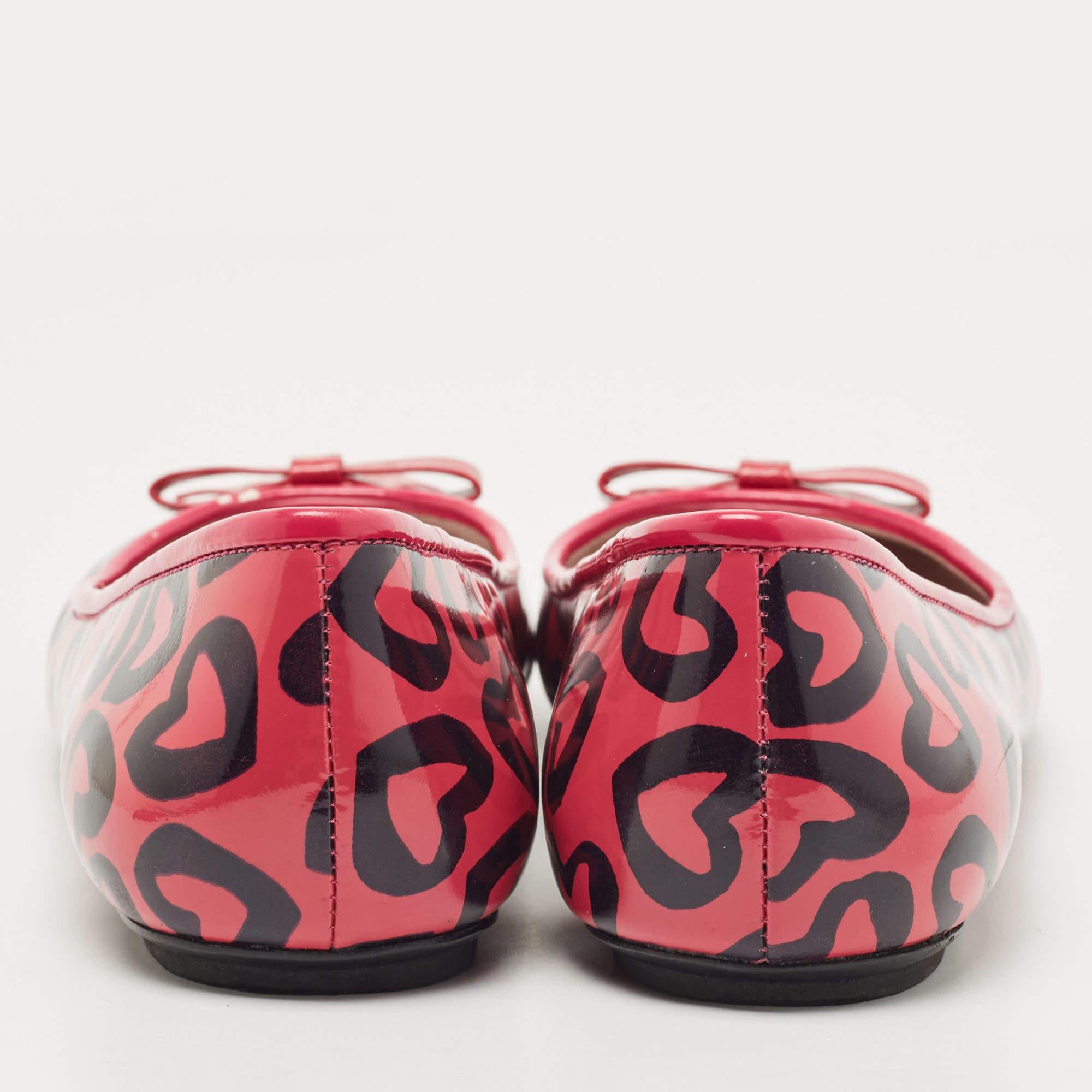 Women's Marc by Marc Jacobs Pink/Black Heart Patent Leather Bow Ballet Flats Size 36 For Sale