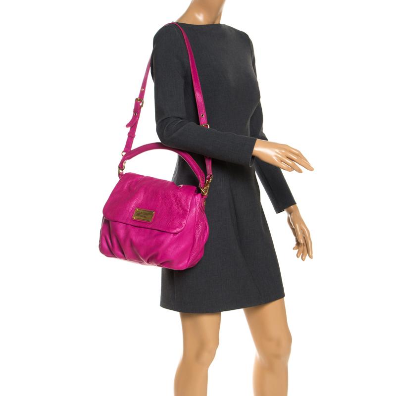 Made from leather, this Q Lil Ukita bag from Marc by Marc Jacobs is reliable and packed with style. It comes with a flap and a spacious fabric interior, whilst being held by a single handle and a detachable shoulder strap. Onlookers will definitely
