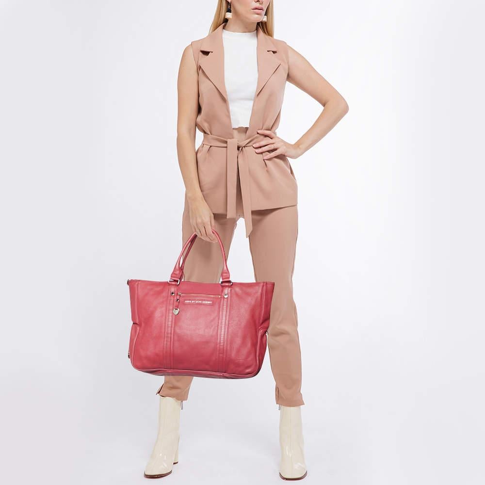 Stylish handbags never fail to make a fashionable impression. Make this designer hobo yours by pairing it with your sophisticated workwear as well as playful casual looks.
