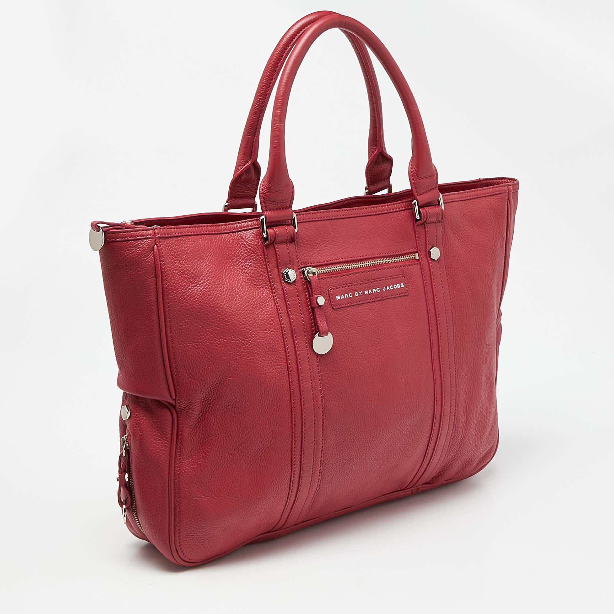 Marc by Marc Jacobs Pink Leather Expandable Zip Around Hobo In Good Condition For Sale In Dubai, Al Qouz 2