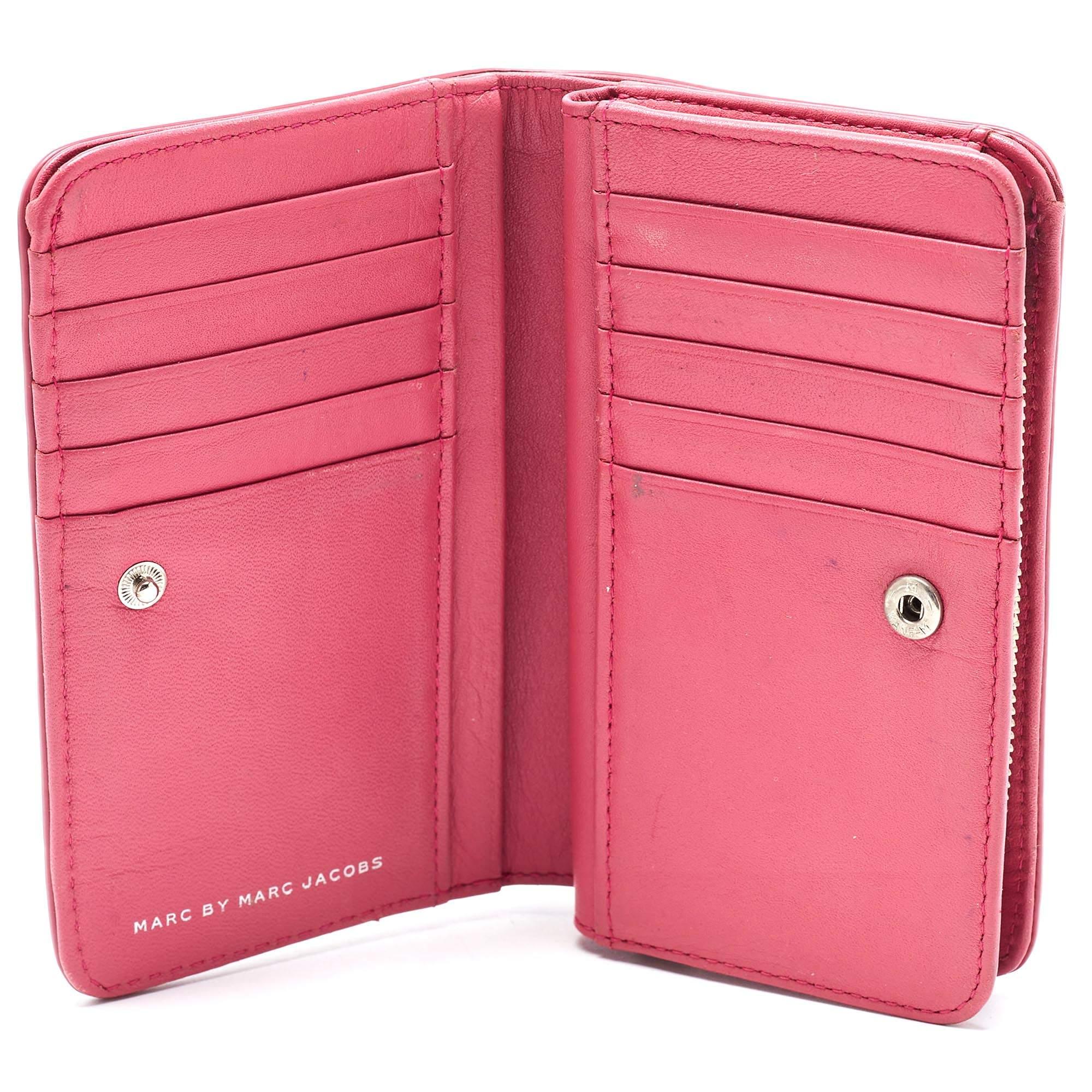 This designer wallet is an immaculate balance of sophistication and rational utility. It has been designed using prime quality materials and elevated by a sleek finish. The creation is equipped with ample space for your monetary essentials.