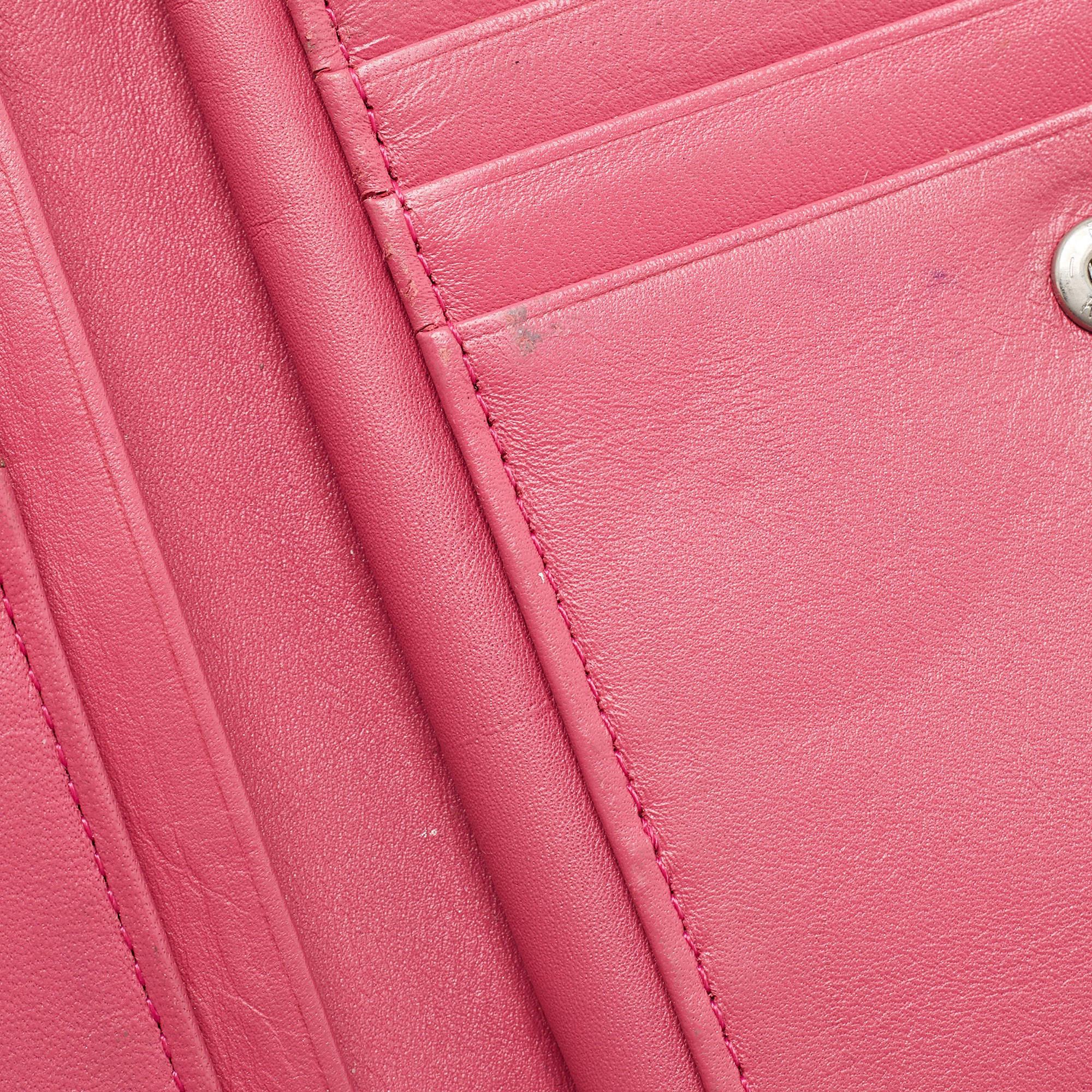 Marc by Marc Jacobs Pink Leather Zip Around Wallet In Good Condition For Sale In Dubai, Al Qouz 2