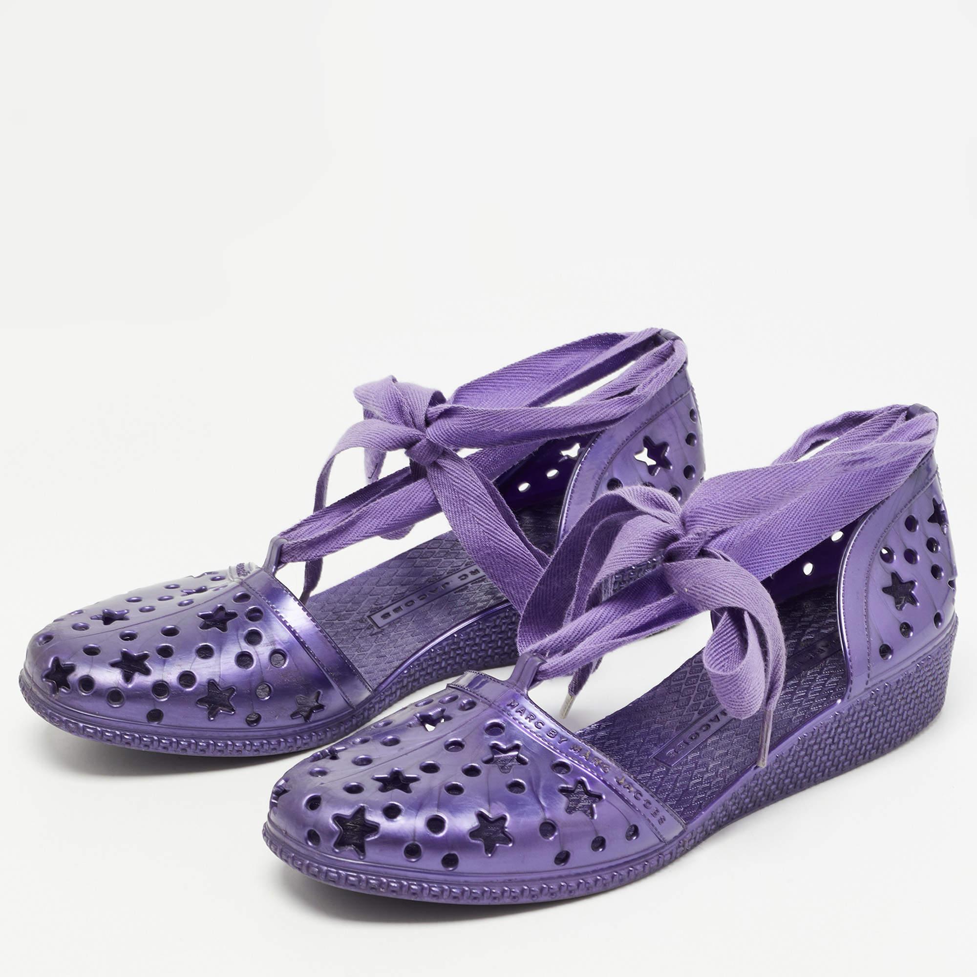 A perfect blend of luxury  style  and comfort. These designer flats are made using prime quality materials and frame your feet in the most elegant way. They can be paired with a host of outfits from your wardrobe.