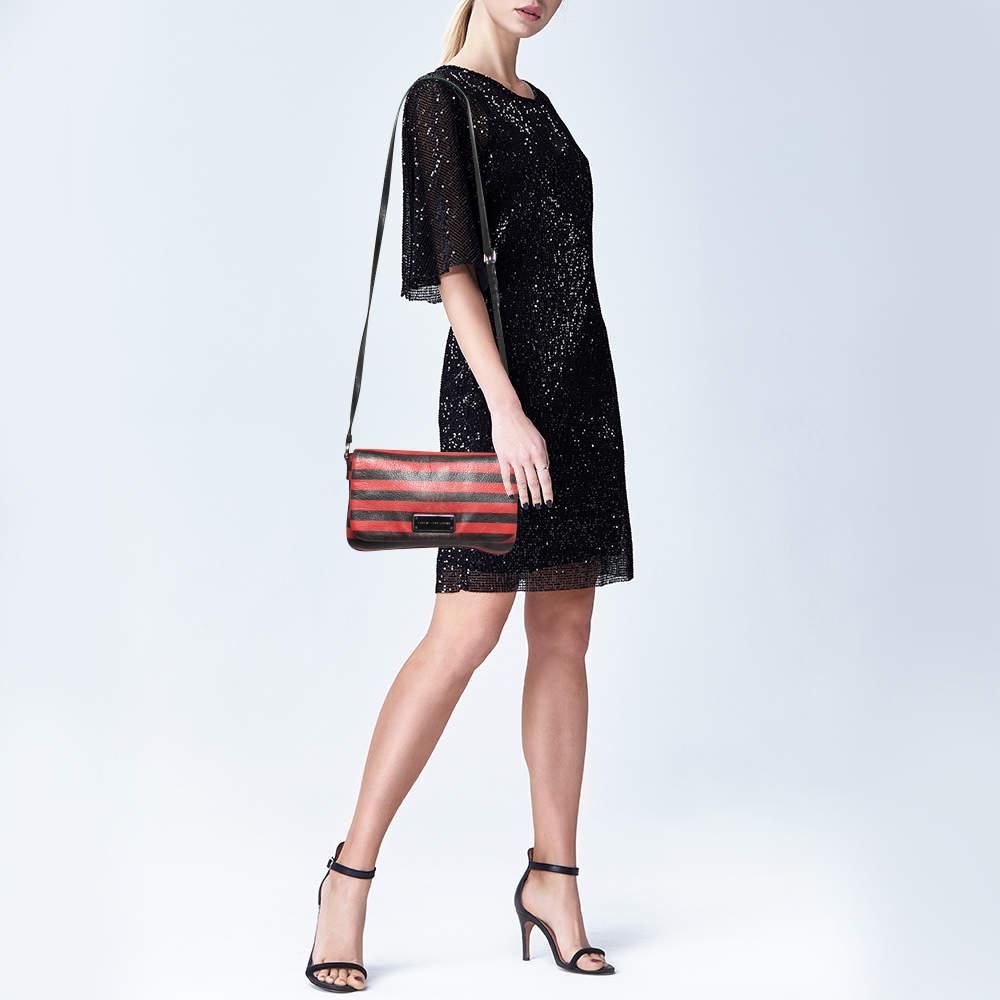 Expresa tu estilo personal con este bolso crossbody de alta gama. Fabricado con materiales de calidad, se le han añadido finos detalles y tiene un acabado perfecto. Presenta un interior bien dimensionado.
