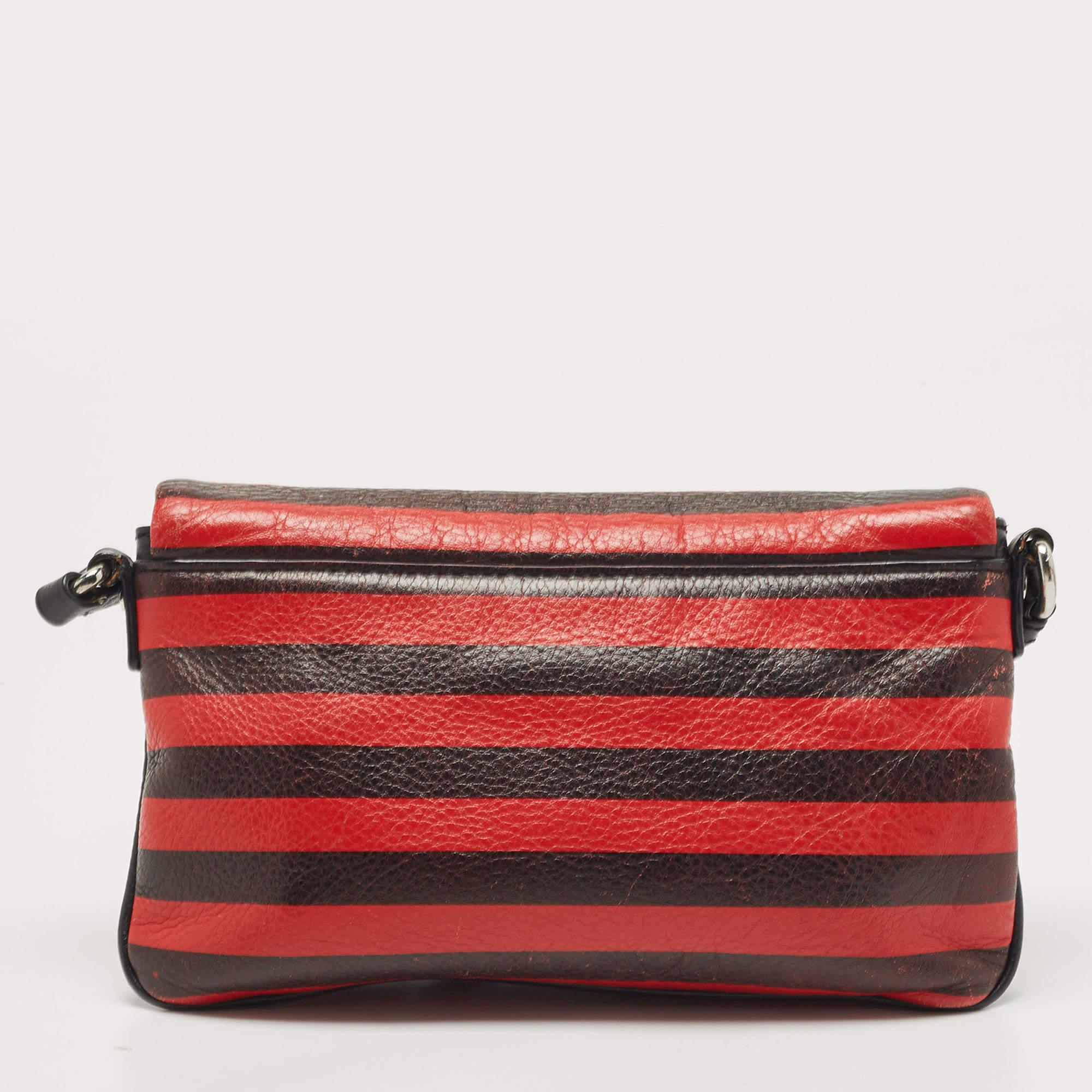 Marc by Marc Jacobs Bolso cruzado con solapa Percy de piel a rayas rojo/negro en Bueno estado para la venta en Dubai, Al Qouz 2