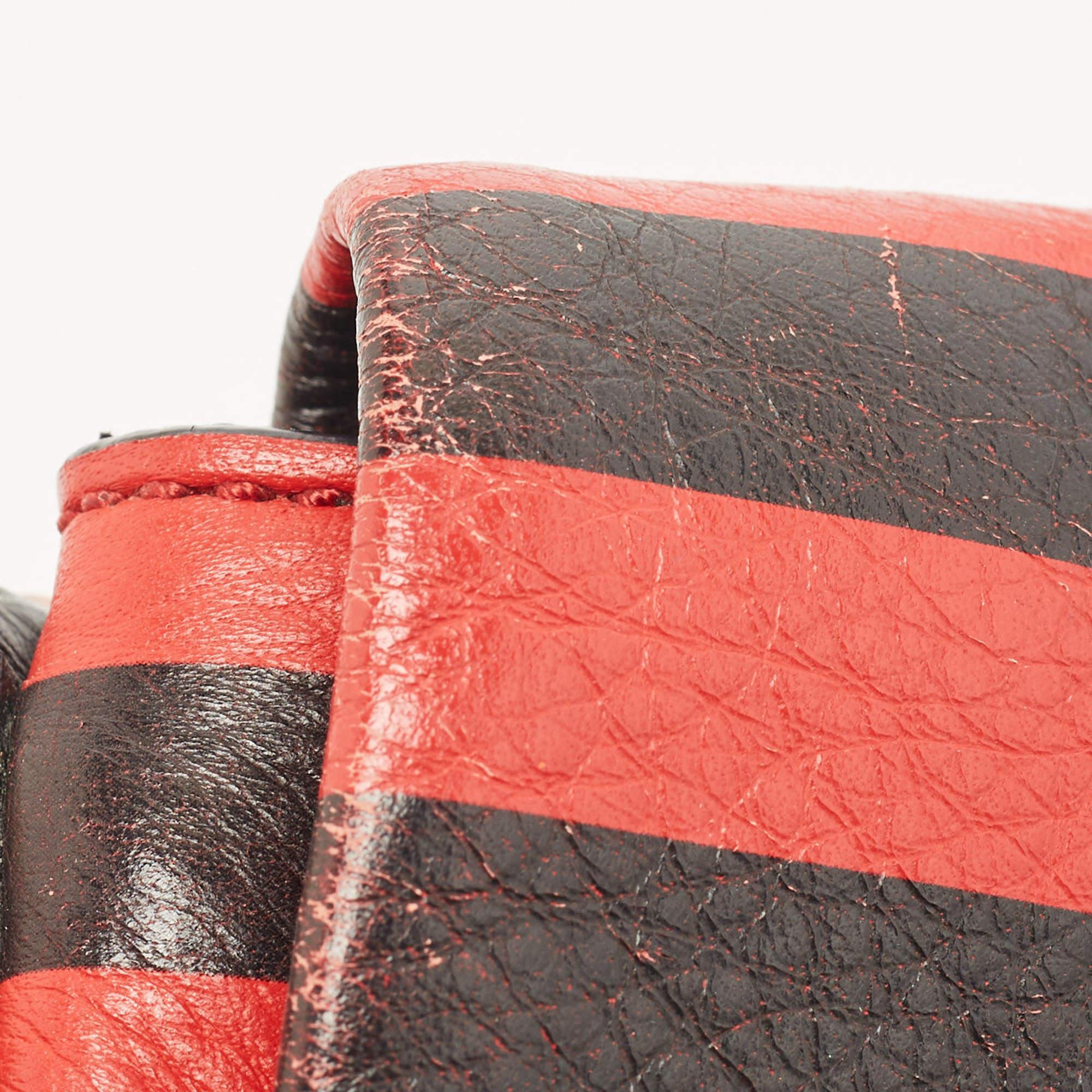Marc by Marc Jacobs Bolso cruzado con solapa Percy de piel a rayas rojo/negro en venta 2