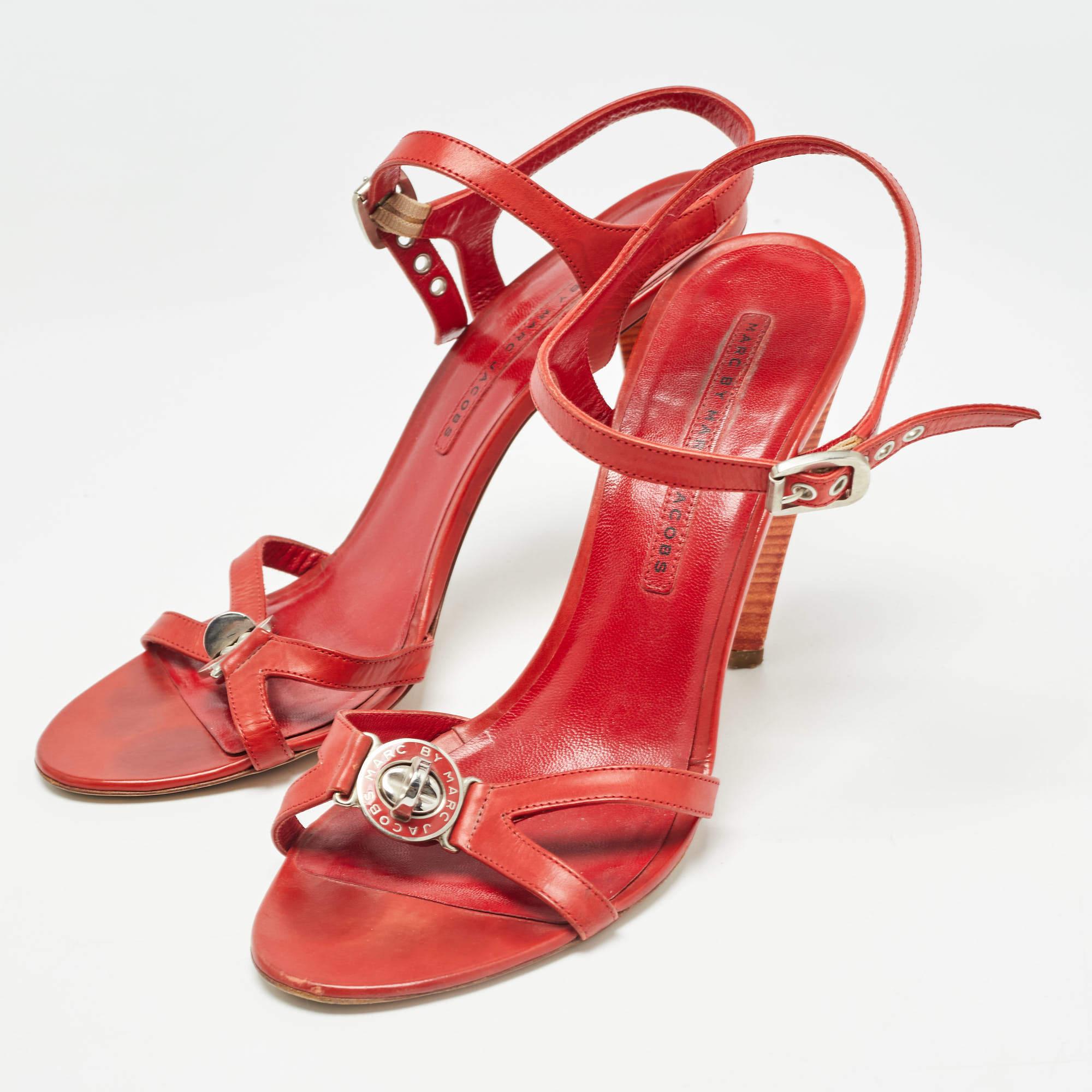 These sandals will frame your feet in an elegant manner. Crafted from quality materials they display a classy design and comfortable insoles.