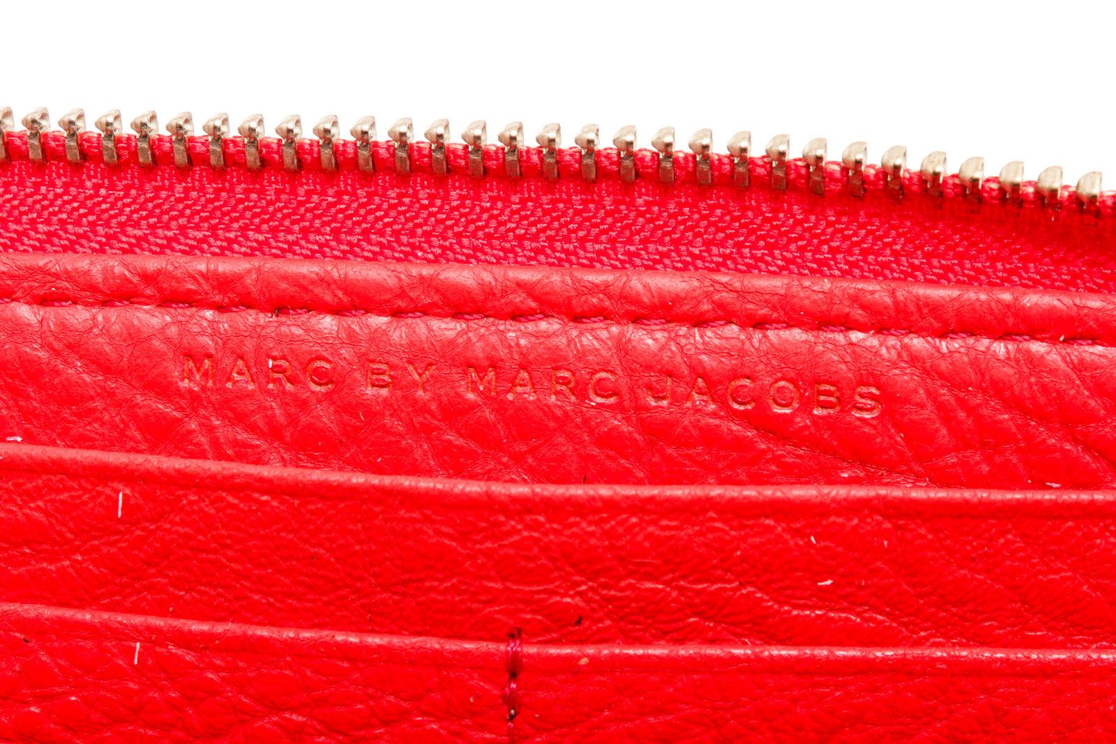 Marc By Marc Jacobs red leather zippy wallet with Silver-tone hardware, red In Excellent Condition In Irvine, CA