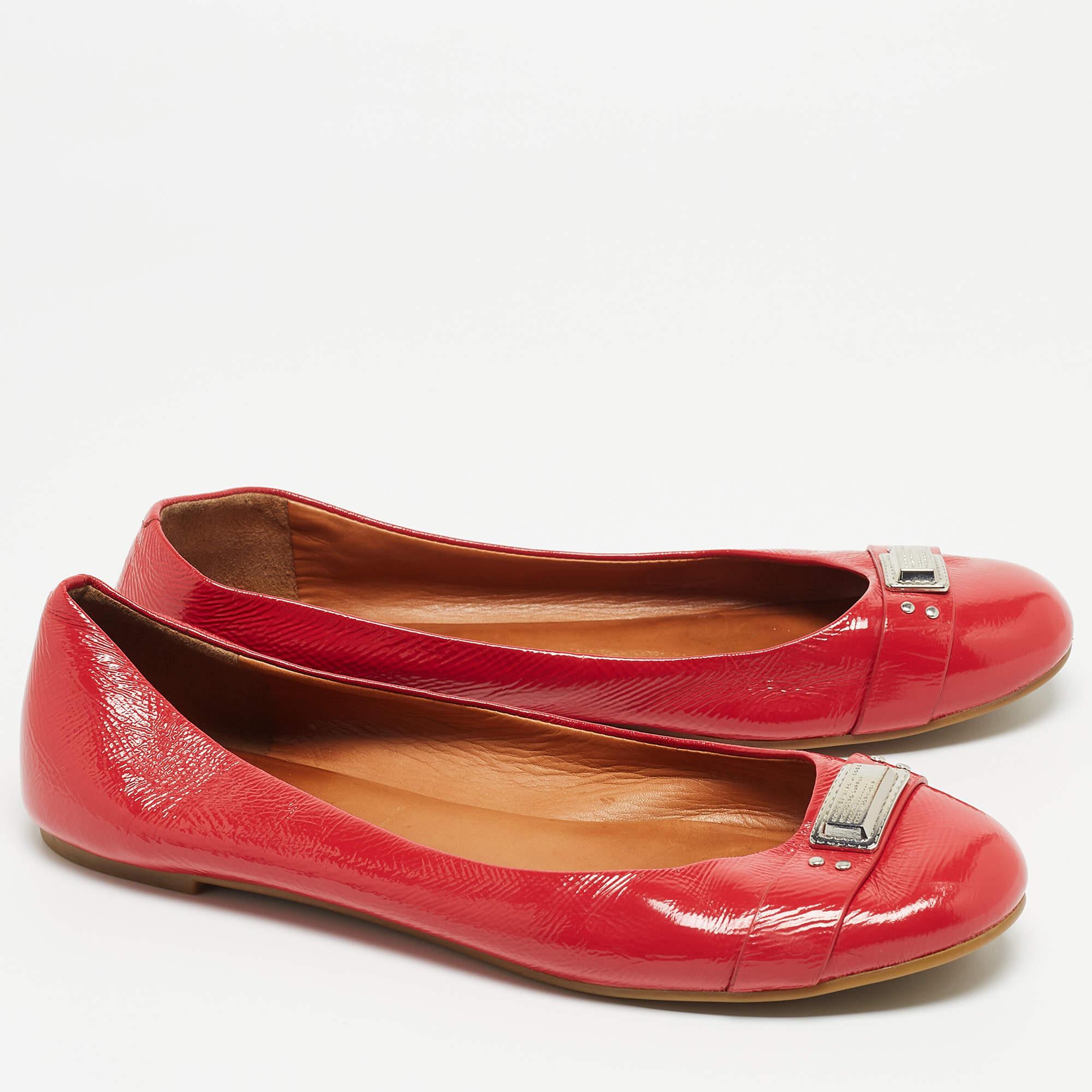 Marc by Marc Jacobs Bailarinas de charol rojo Talla 41 en Bueno Estado en Dubai, Al Qouz 2