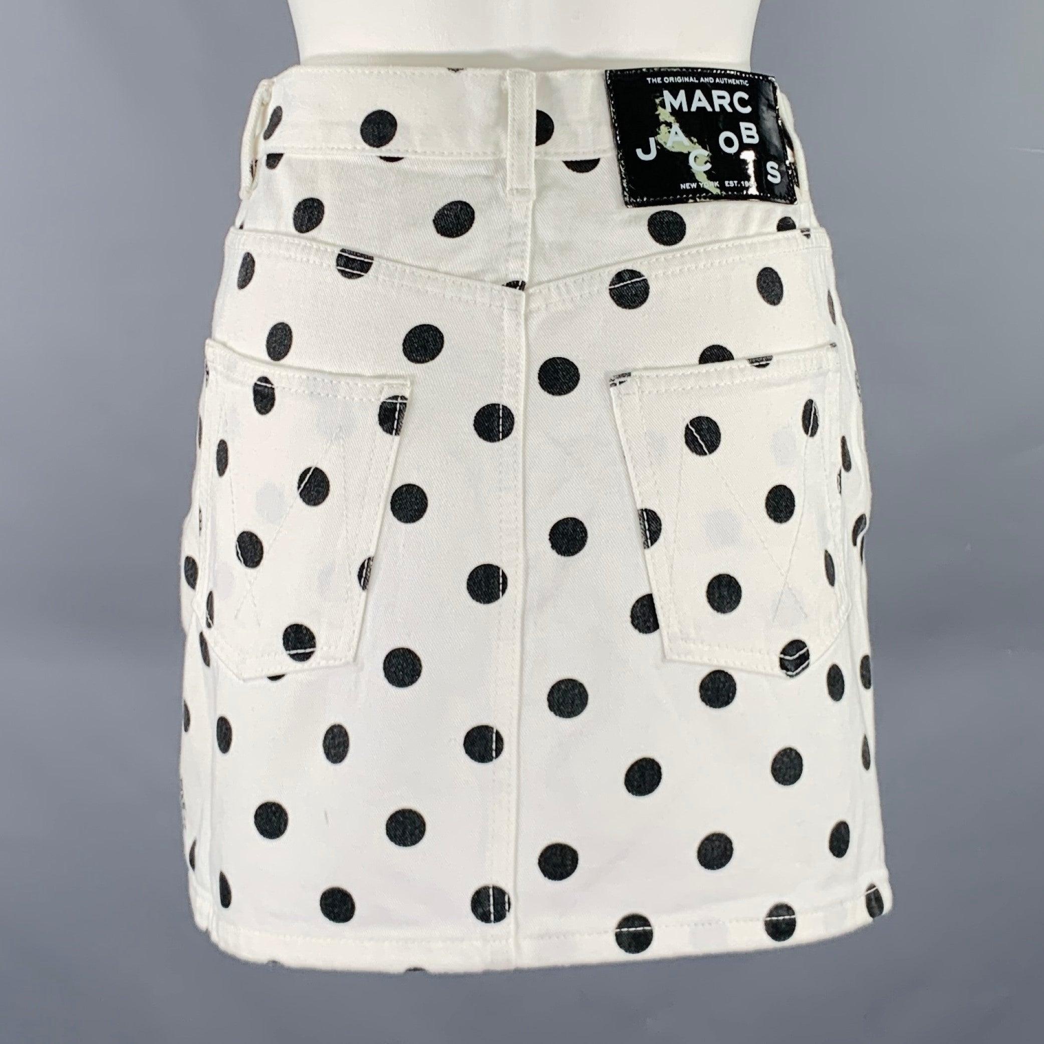 MARC by MARC JACOBS skirt
 in a white & black cotton woven fabric featuring a mini skirt style, polka dot pattern, and zip fly closure.Very Good Pre-Owned Condition. Minor signs of wear. 
 
 Marked: 27 
 
 Measurements: 
  Waist: 27 inches Hip: 36