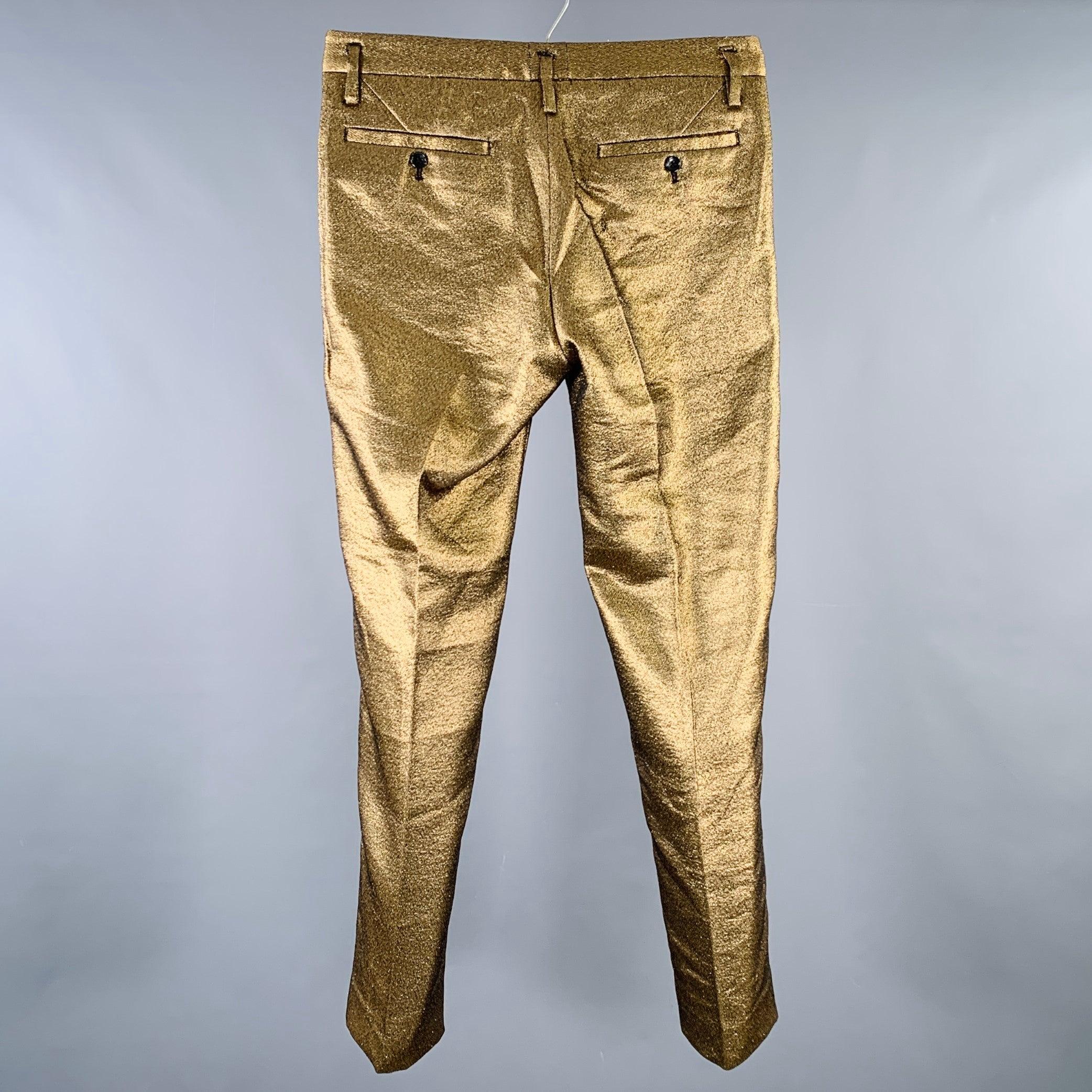 Pantalones de vestir MARC by MARC JACOBS
en mezcla de poliéster en tono dorado metalizado, con parte delantera plana, corte ajustado y bragueta con cremallera. Nota: esta prenda ha sido modificada profesionalmente. Por favor, comprueba las medidas.