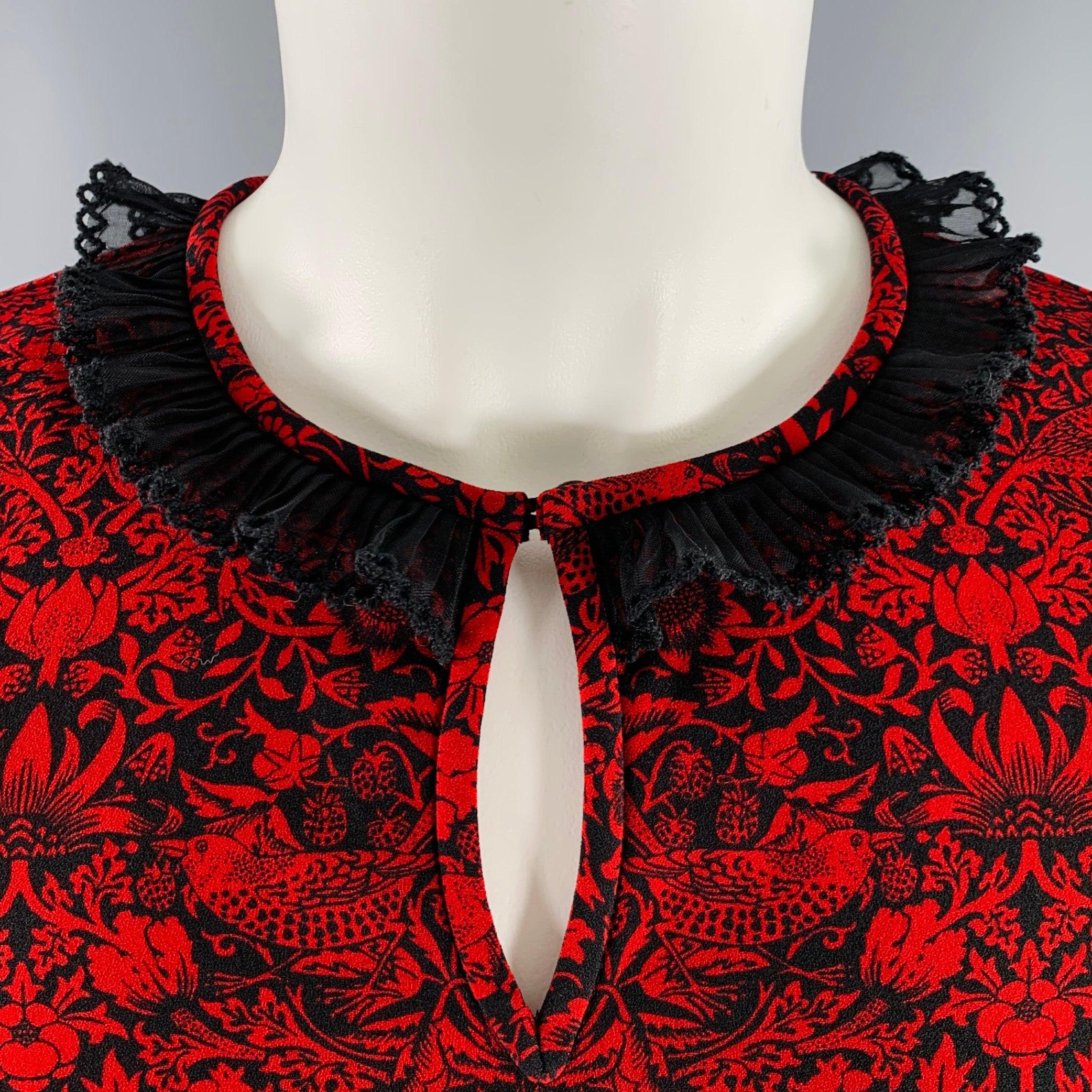 MARC by MARC JACOBS Bluse
 aus einer roten Polyestermischung mit Blumenmuster, schwarzer Halskrause und seitlichem Reißverschluss. Ausgezeichneter Pre-Owned Zustand. 
 
 Markiert: XS 
 
 Abmessungen: 
  
 Schultern: 14 Zoll Büste: 33 Zoll Ärmel: 7