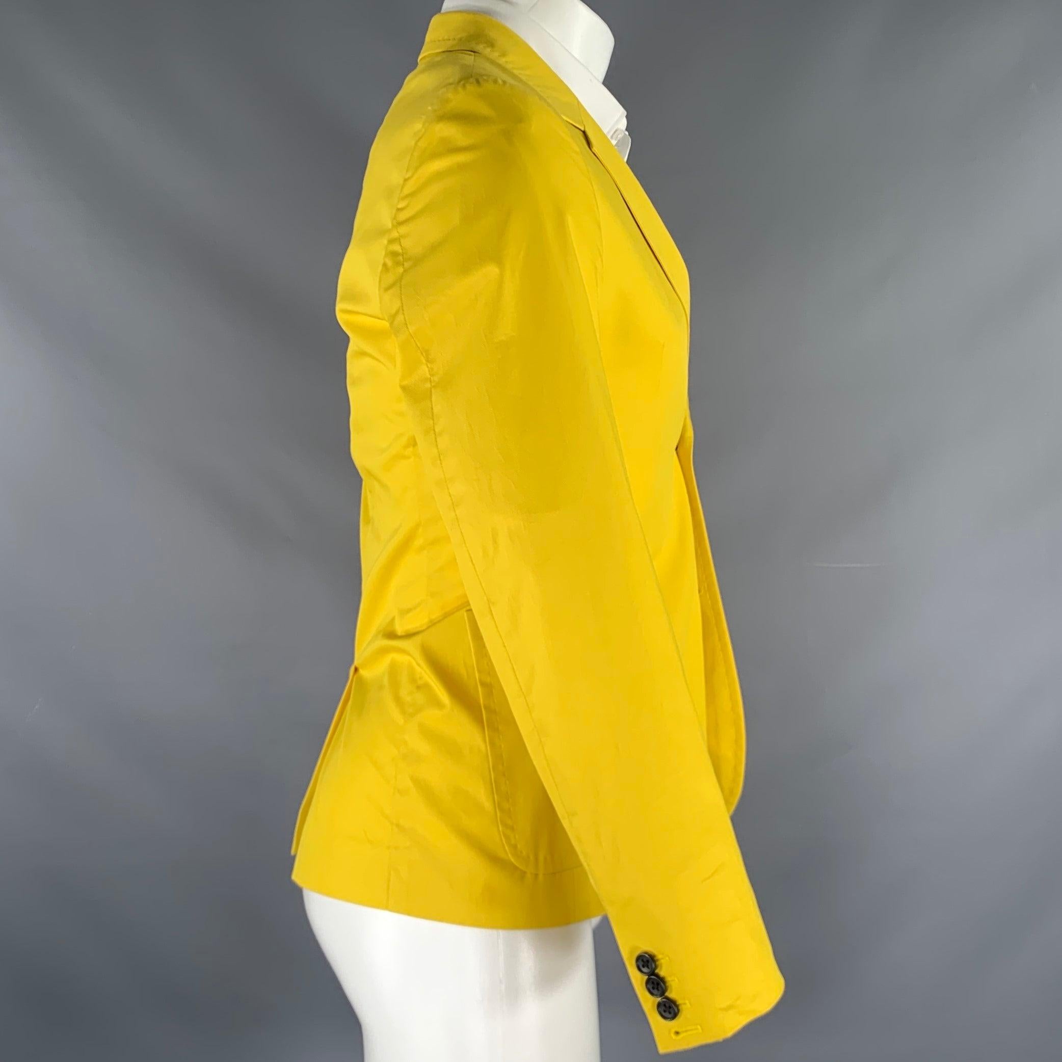 MARC
  by MARC JACOBS sport coat in a yellow cotton woven fabric featuring a notch lapel, single vented back, and double button closure.Excellent Pre-Owned Condition. 
 
 Marked: XS 
 
 Measurements: 
  
 Shoulder: 16.5 inches Chest: 36 inches