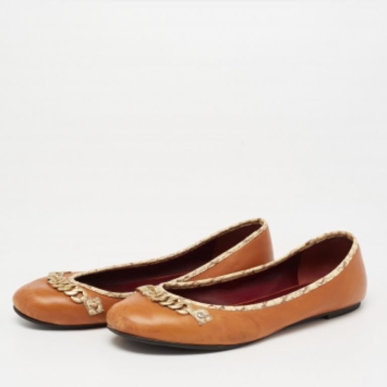 Conçues en cuir fauve, ces ballerines apporteront une touche de luxe à votre look. Elles sont dotées de chaînes sur les orteils couverts, de semelles intérieures confortables et de semelles en caoutchouc durables. Cette paire élégante de Marc by
