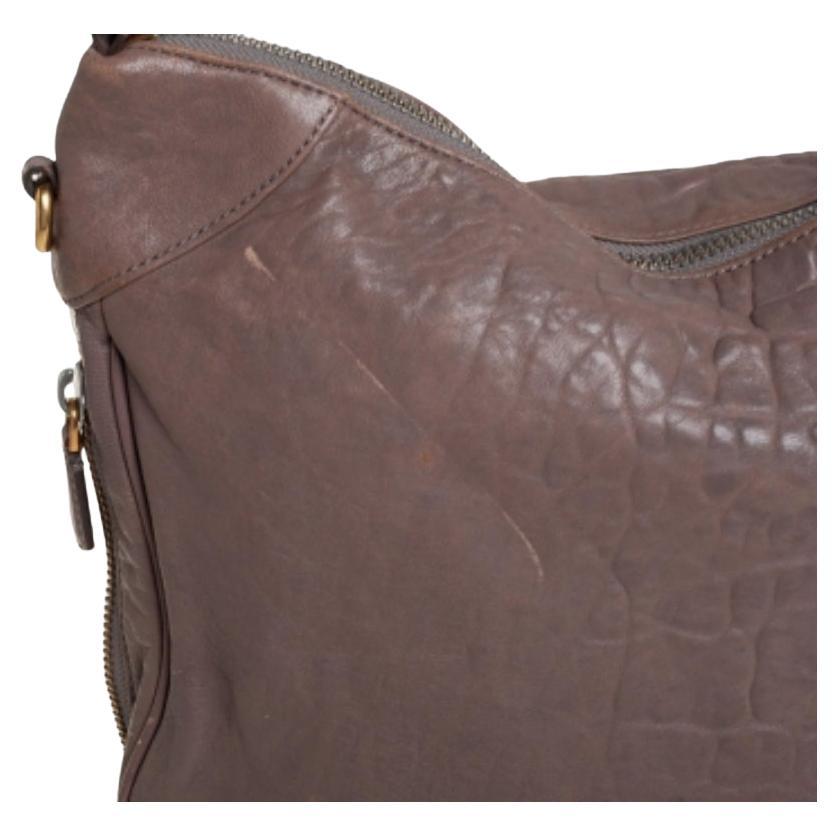 A bag such as this Classic Q Hillier hobo from Marc by Marc Jacobs extends beyond just being a stylish creation. Created from leather, the bag has a lovely Taupe shade and it comes equipped with a handle, a detachable shoulder strap, and a spacious