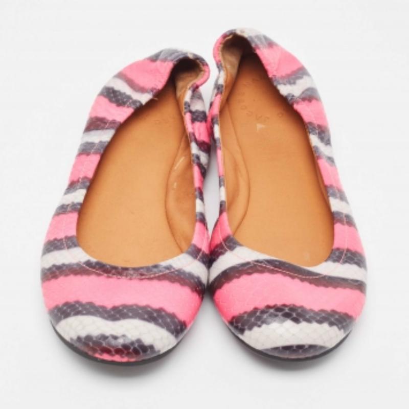 These Marc by Marc Jacobs ballet flats are comfortable and chic to be matched with everything from a shirt dress to skinny jeans. Crafted from tricolor leather, they feature round toes and rubber soles.