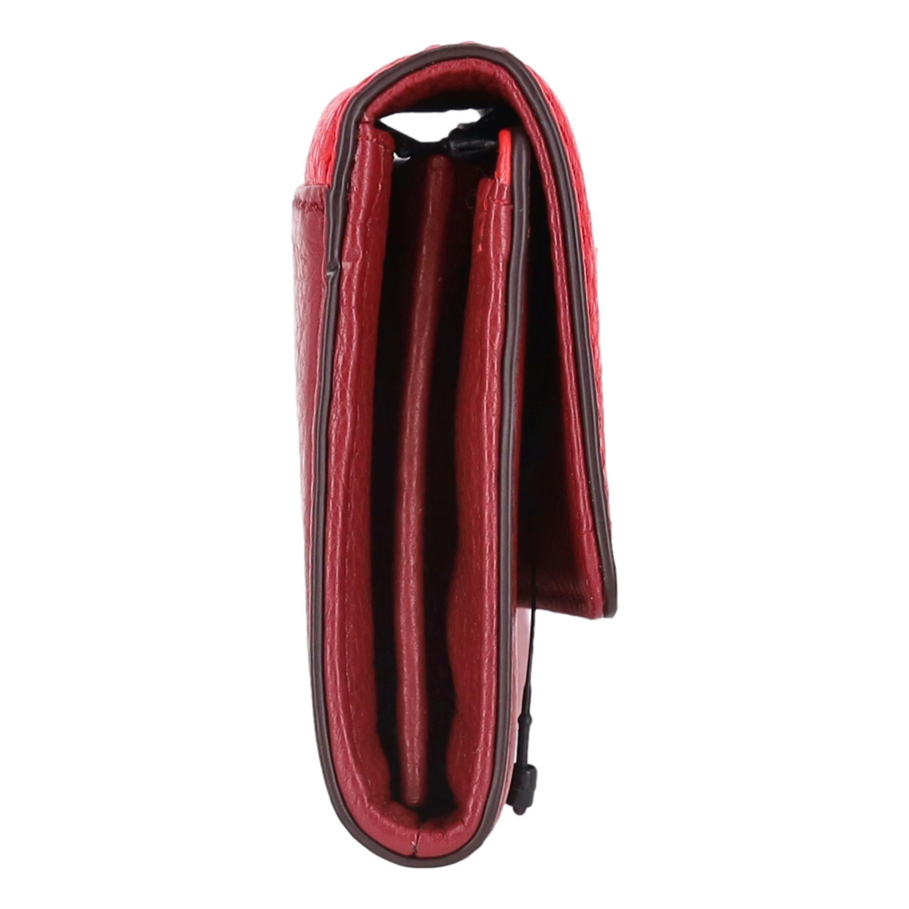 Marc by Marc Jacobs Zweifarbige kontinentale Geldbörse aus Leder (Rot) im Angebot