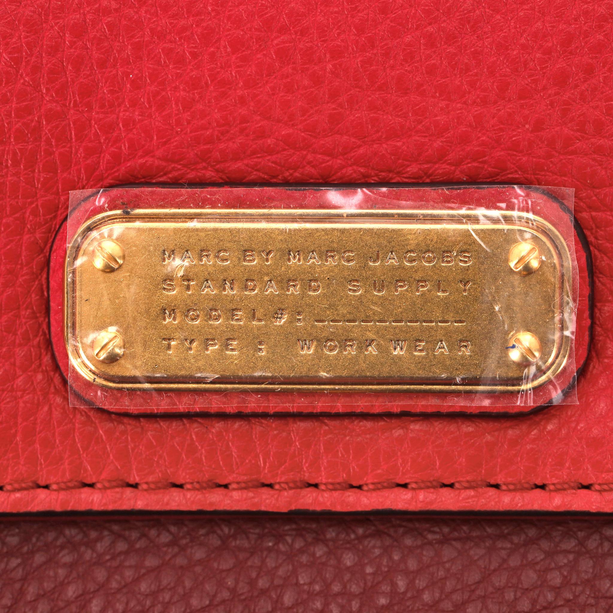 Marc by Marc Jacobs Zweifarbige kontinentale Geldbörse aus Leder im Angebot 1