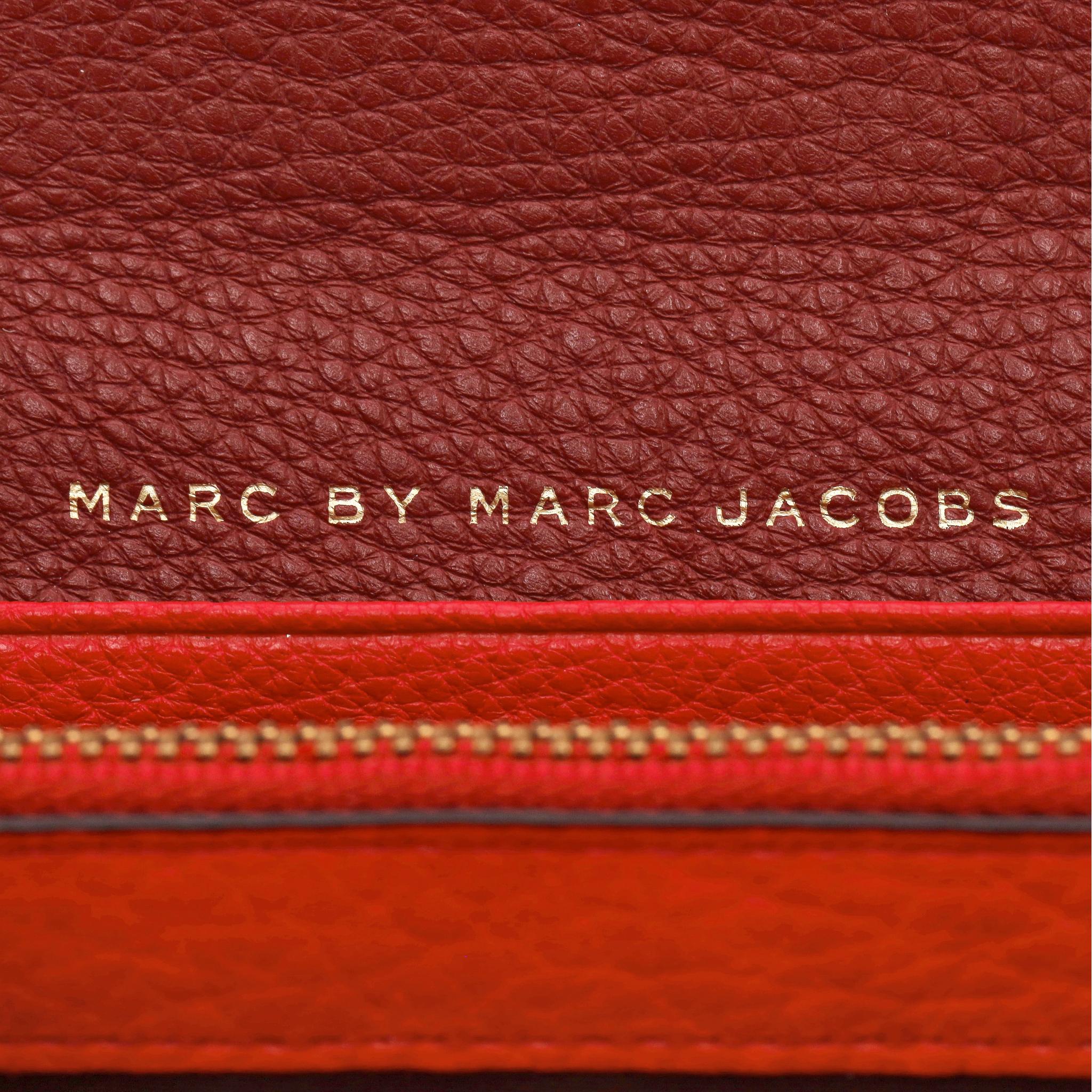 Marc by Marc Jacobs Zweifarbige kontinentale Geldbörse aus Leder im Angebot 2