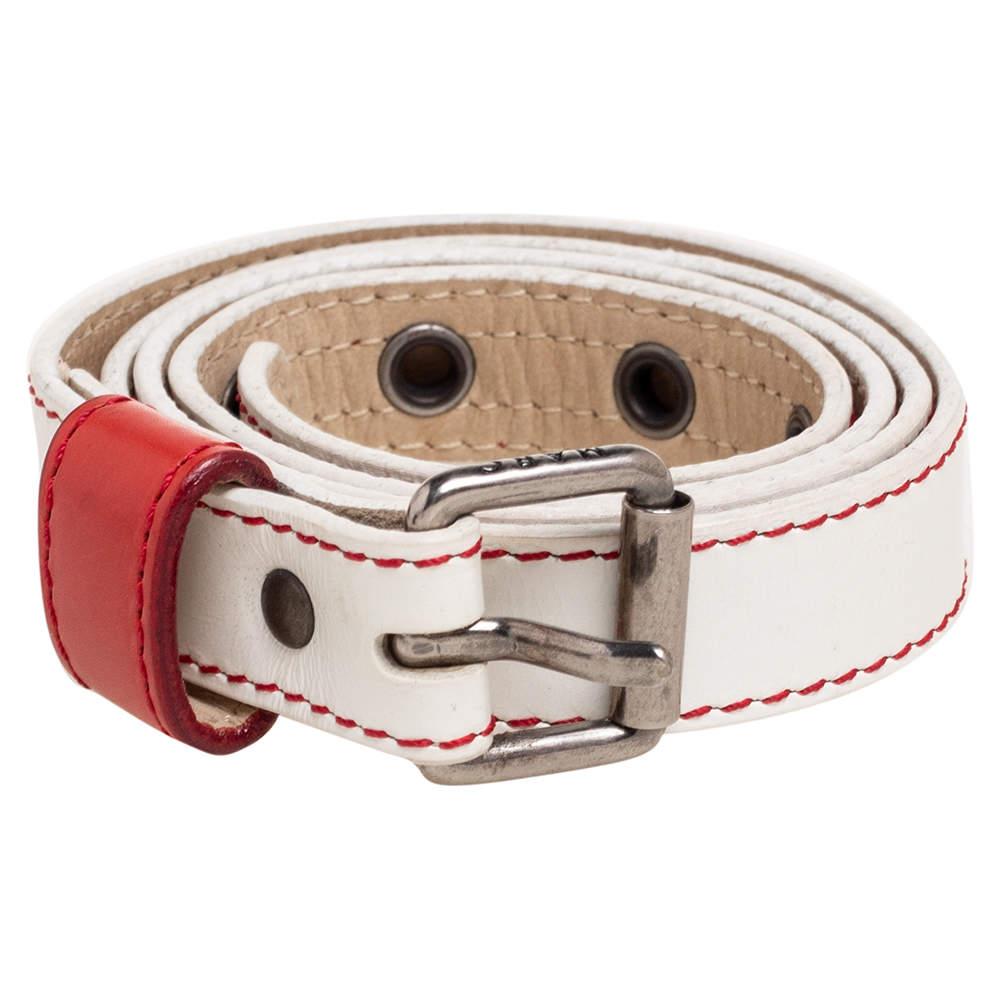 This Marc by Marc Jacobs belt for women is made of white and red leather and secured by a metal pin buckle. Its designed to be durable and stylish.
