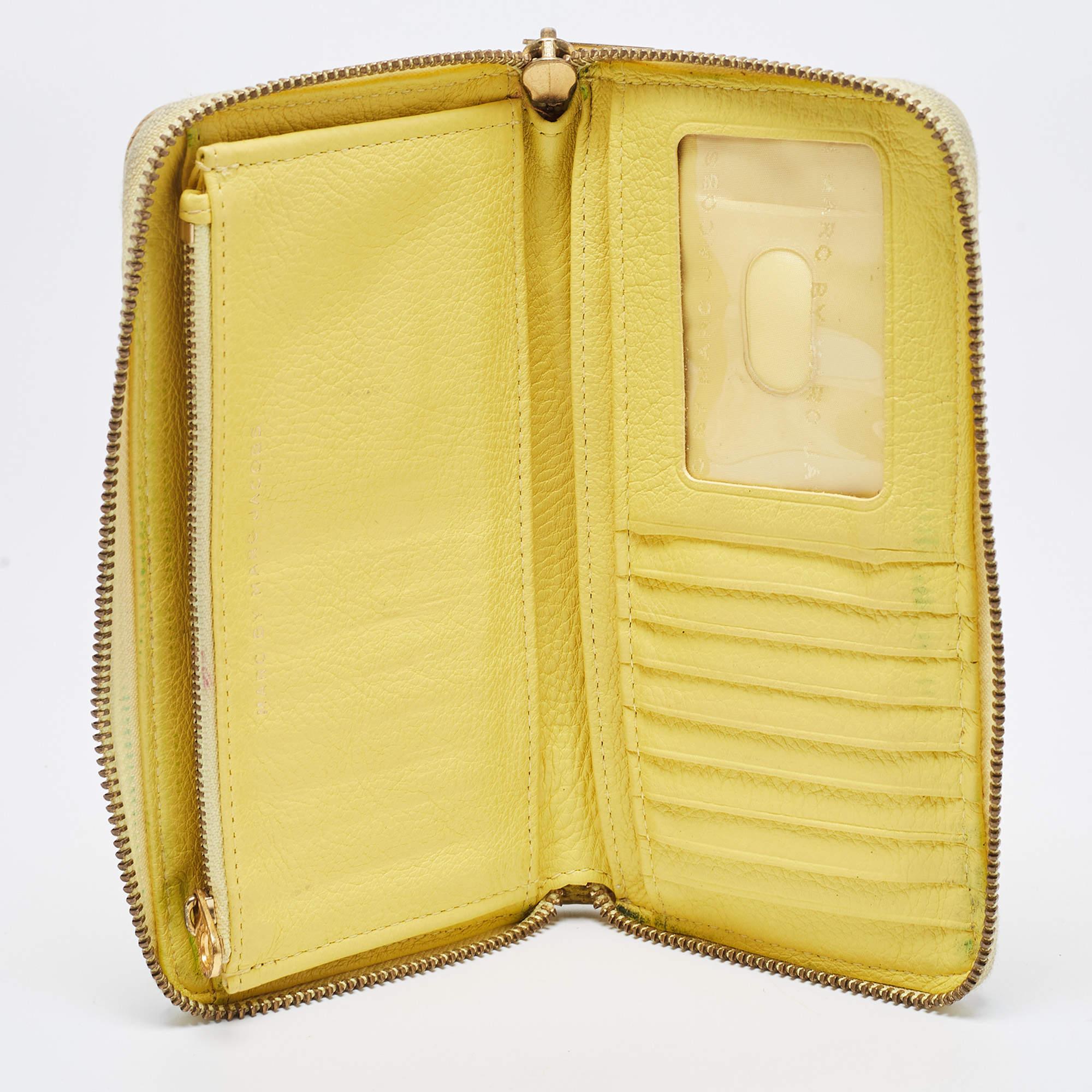 This designer wallet is an immaculate balance of sophistication and rational utility. It has been designed using prime quality materials and elevated by a sleek finish. The creation is equipped with ample space for your monetary essentials.