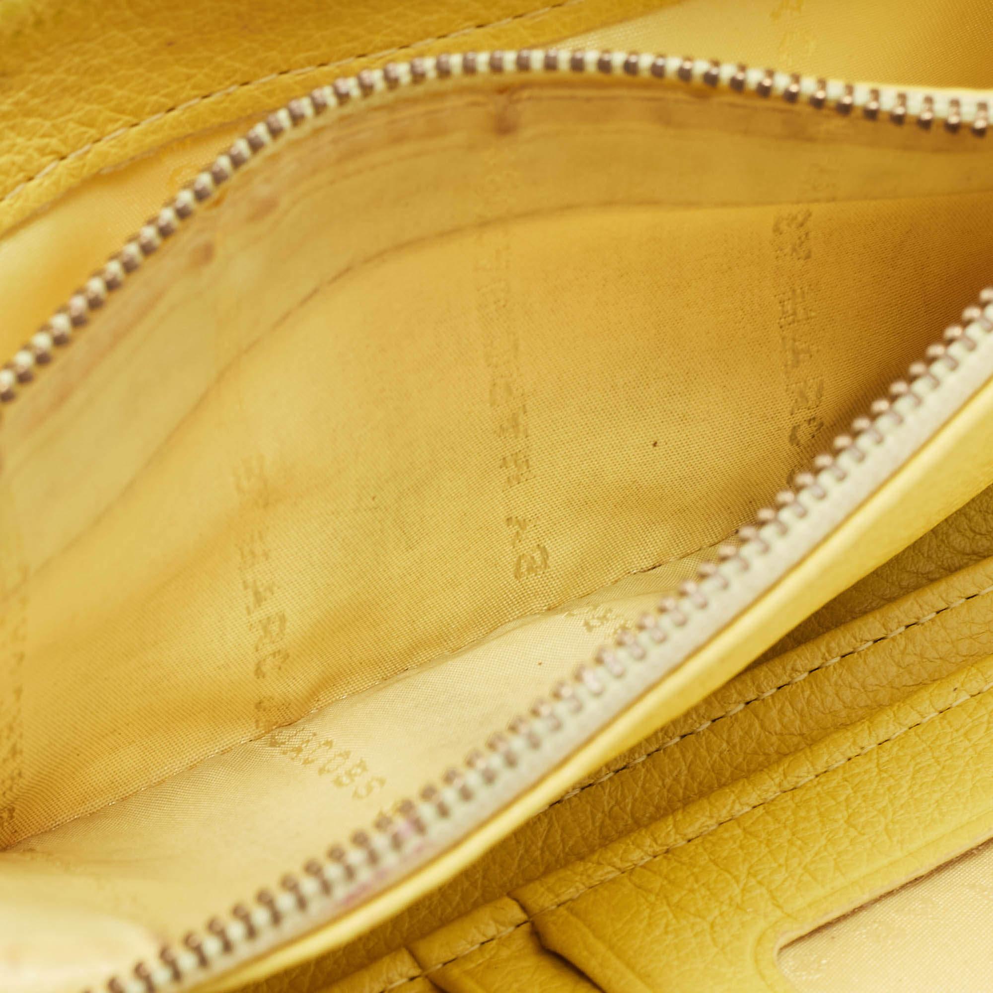Marc by Marc Jacobs Yellow Leather Classic Q Zip Around Wallet In Fair Condition For Sale In Dubai, Al Qouz 2