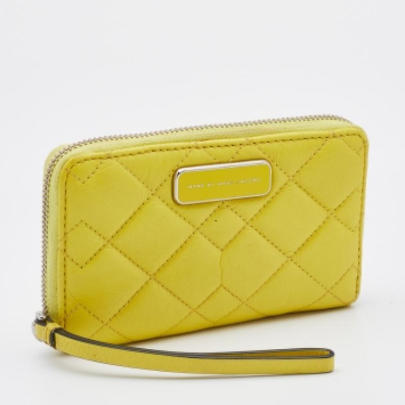 Cette création de Marc by Marc Jacobs est un accessoire que vous utiliserez saison après saison. Il a été fabriqué en utilisant les meilleurs matériaux pour être attrayant et durable. C'est un investissement qui en vaut la peine.