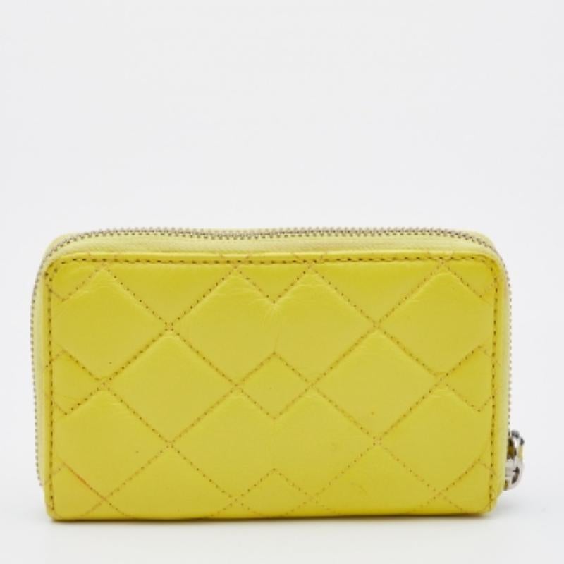 Jaune Marc by Marc Jacobs Portefeuille zippé en cuir jaune matelassé en vente